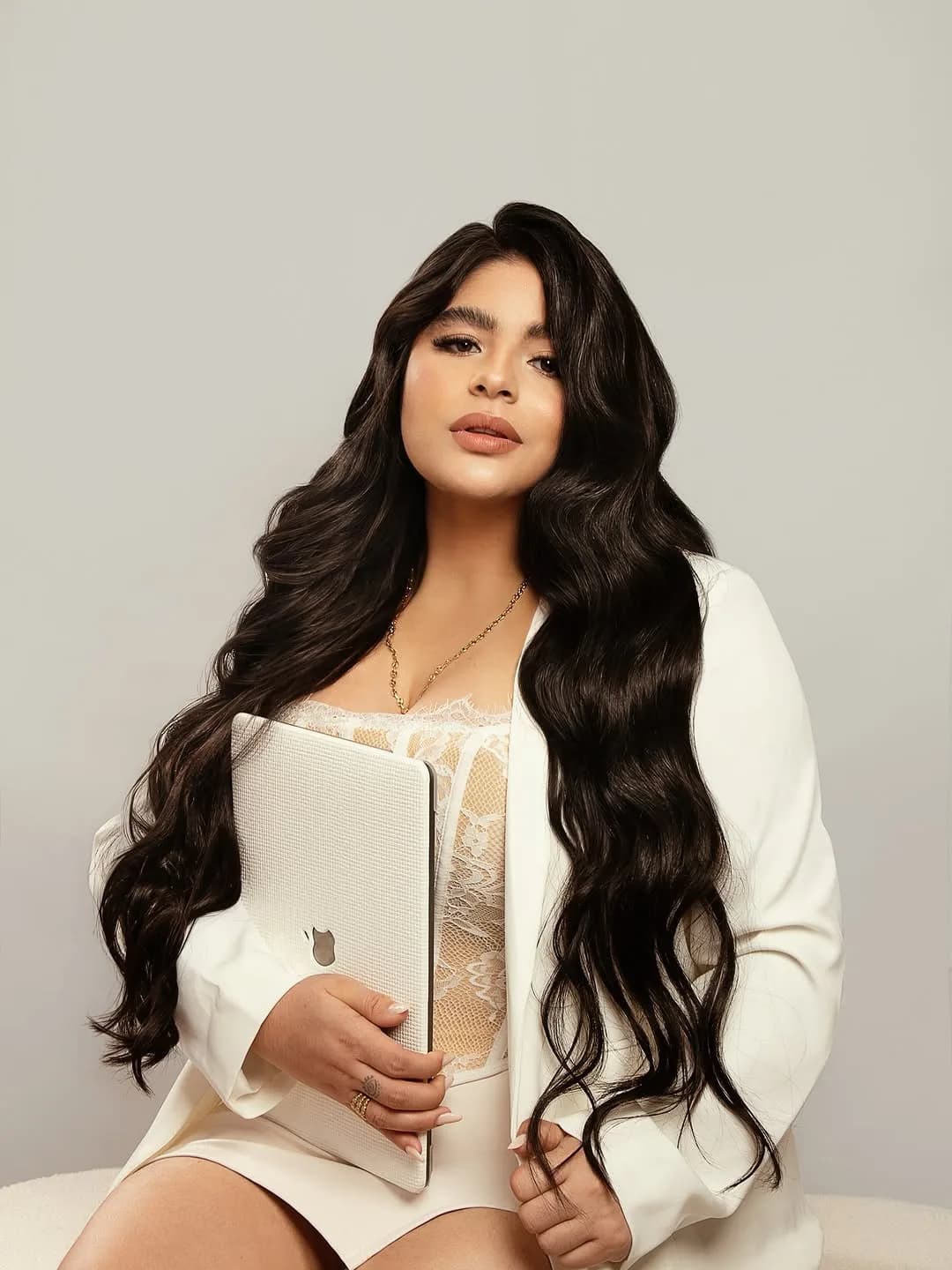 Hola hola, mi nombre es Argenida Corena!
Soy creadora de contenido y amante de la decoración, especialmente de esos espacios minimalistas que transmiten paz, estilo y armonía.

Mi pasión por crear contenido nació hace apenas un año… cuando muchos no creían en mi potencial.
Pero aquí estoy, demostrando que cuando uno cree en sí mismo, trabaja con amor y se mantiene firme, los sueños empiezan a florecer.☁️✨

En este rinconcito quiero inspirarte a transformar tu hogar y, sobre todo, a creer en ti.
Porque así como yo empecé desde cero, tú también puedes lograr lo que te propongas.
Cada idea, cada detalle y cada cambio puede ser el comienzo de algo grande.

Gracias por estar aquí, por apoyar mi contenido y por ser parte de esta comunidad tan bonita.
Sigamos creciendo juntos, creando espacios que enamoren y vidas llenas de propósito.🙌🏻✨

#inspiration #parati #creacion #contentcreator #lifestyle #mininalist #homedecor #homestyle #fyp #creandosueños