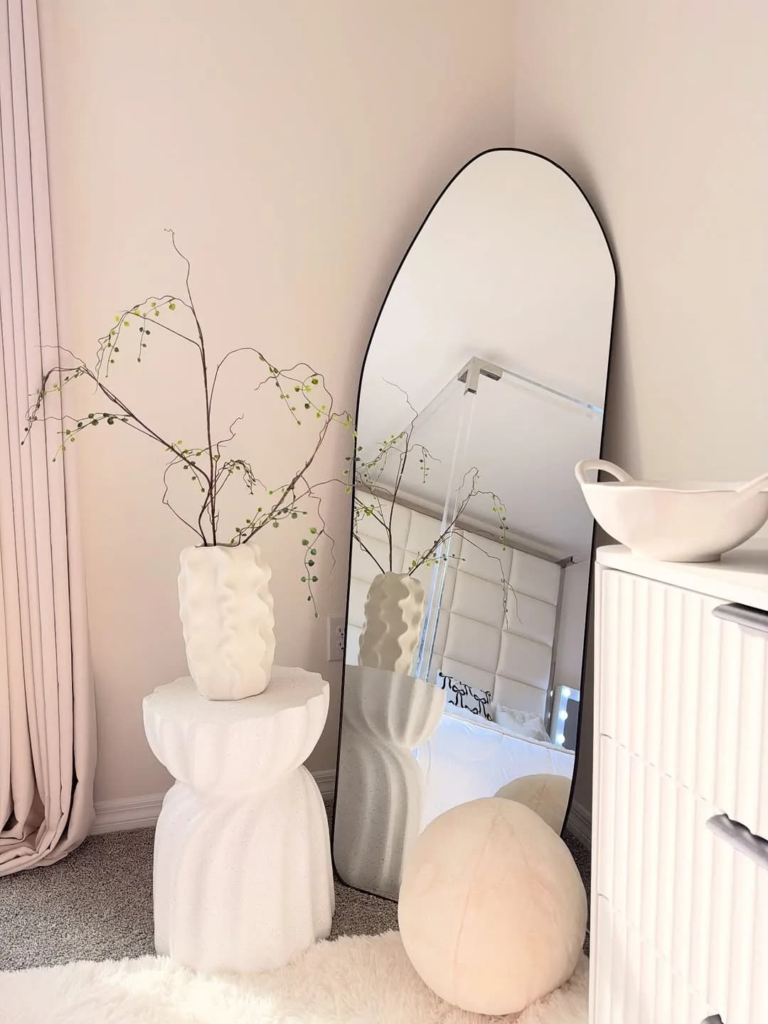 Texturas nobles, tonos atemporales y detalles cuidadosamente elegidos.

Un espacio que transmite exclusividad, calma y elegancia sin esfuerzo.☁️☁️✨

#neutralhomedecor #homestyle #decorhome #bedroomideas #ａｅｓｔｈｅｔｉｃ