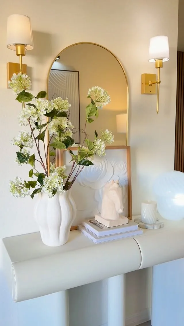 Un pequeño refresh que lo cambia todo !
Texturas suaves, tonos neutros y luz natural para darle nueva vida a mi entrada

Menos ruido visual, más calma desde el primer paso.☁️✨

#neutraldecor #homedecor #moderndécor #homestyle #homesweethome